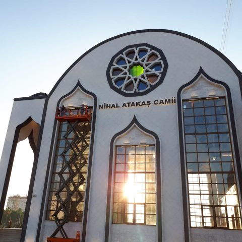 NİHAL ATAKAŞ SAHİL CAMİİ